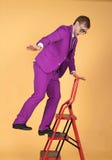 Stilfull man som av faller en stege arkivfoto Stilfull man som av faller en stege arkivfoto