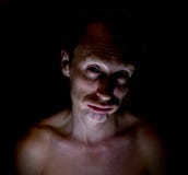 Stilfull mörk humoristisk stående av den vuxna caucasian mannen som ser trött royaltyfria bilder Stilfull mörk humoristisk stående av den vuxna caucasian mannen som ser trött royaltyfria bilder
