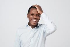 Stilig afrikansk man som ut högt skrattar på rolig meme eller skämtet som, han grundar på internet som i huvudsak ler arkivfoto Stilig afrikansk man som ut högt skrattar på rolig meme eller skämtet som, han grundar på internet som i huvudsak ler arkivfoto