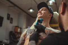 Stilig man som får en tatuering på den alternativa konststudion royaltyfri foto Stilig man som får en tatuering på den alternativa konststudion royaltyfri foto