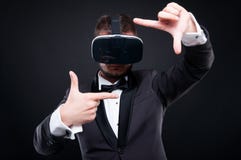 Stilig rik grabb med virtuell verklighetglassess arkivfoton Stilig rik grabb med virtuell verklighetglassess arkivfoton