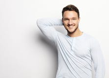 Stilig ung man i smarta tillfälliga kläder som ser kameran royaltyfri foto Stilig ung man i smarta tillfälliga kläder som ser kameran royaltyfri foto