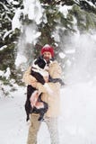 Stilig ung man med hans boxarehund utomhus fotografering för bildbyråer Stilig ung man med hans boxarehund utomhus fotografering för bildbyråer