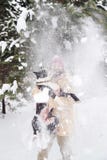 Stilig ung man med hans boxarehund utomhus arkivfoto Stilig ung man med hans boxarehund utomhus arkivfoto
