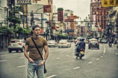 Stilig ung man som går i Bangkok, Thailand fotografering för bildbyråer Stilig ung man som går i Bangkok, Thailand fotografering för bildbyråer