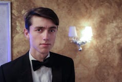 Stilig ung manlig modell i dräkt och fluga arkivfoto Stilig ung manlig modell i dräkt och fluga arkivfoto