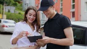 stiligt för bakgrundsaskleverans som isoleras över servicewhitearbetare KurirDelivering Box To kvinna lager videofilmer stiligt för bakgrundsaskleverans som isoleras över servicewhitearbetare KurirDelivering Box To kvinna lager videofilmer