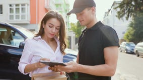 stiligt för bakgrundsaskleverans som isoleras över servicewhitearbetare Kvinnahäleripacke från kurir lager videofilmer stiligt för bakgrundsaskleverans som isoleras över servicewhitearbetare Kvinnahäleripacke från kurir lager videofilmer