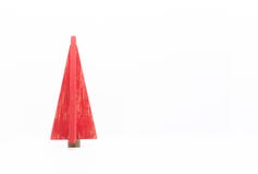 Stilisierter hölzerner roter Weihnachtsbaum gegen Weiß Stockfotografie Stilisierter hölzerner roter Weihnachtsbaum gegen Weiß Stockfotografie