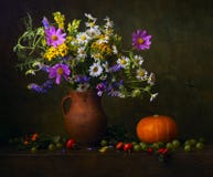 Stilleben med vildblommar Royaltyfri Foto Stilleben med vildblommar Royaltyfri Foto