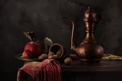 Stilleven met een koperkruik, appelen en noten stock afbeeldingen Stilleven met een koperkruik, appelen en noten stock afbeeldingen