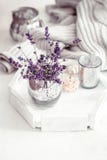 Stilleven met lavendel in een glas stock fotografie Stilleven met lavendel in een glas stock fotografie
