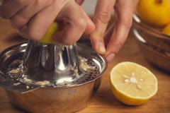 Stillleben der schönen Kunst mit Orangensaft und Porzellan Juicer lizenzfreies stockbild Stillleben der schönen Kunst mit Orangensaft und Porzellan Juicer lizenzfreies stockbild