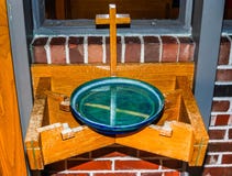 Stilsort för heligt vatten i kyrka arkivbild Stilsort för heligt vatten i kyrka arkivbild