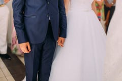 Stilvolle Braut und Bräutigam an ihrem Hochzeitshändchenhalten Lizenzfreie Stockbilder Stilvolle Braut und Bräutigam an ihrem Hochzeitshändchenhalten Lizenzfreie Stockbilder