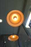Stilvolle Fallrundendecke schöne Retro- Edison-Lichtluxuslampe sitzen lizenzfreie stockfotografie Stilvolle Fallrundendecke schöne Retro- Edison-Lichtluxuslampe sitzen lizenzfreie stockfotografie
