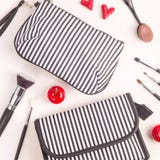 Stilvolle moderne Kosmetiktasche für die Speicherung von Kosmetik und das Reisen stockfotografie Stilvolle moderne Kosmetiktasche für die Speicherung von Kosmetik und das Reisen stockfotografie