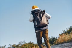 Stilvoller junger touristischer Blogger geht mit seinem Rucksack stockbilder Stilvoller junger touristischer Blogger geht mit seinem Rucksack stockbilder