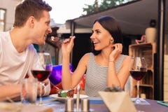 Stilvolles tragendes Zubehör der eleganten Frau, das Nachtisch ihren Mann gibt stockbild Stilvolles tragendes Zubehör der eleganten Frau, das Nachtisch ihren Mann gibt stockbild