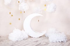 Stilvolles Weinlesekinderzimmer mit einem hölzernen Mond und Textilwolken Kinderstandort für eine Fotoaufnahme Mond mit Sternen u lizenzfreie stockfotos Stilvolles Weinlesekinderzimmer mit einem hölzernen Mond und Textilwolken Kinderstandort für eine Fotoaufnahme Mond mit Sternen u lizenzfreie stockfotos