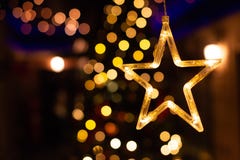 Stjärnagarnering, ljusbokeh för nytt år, gula dekorljus royaltyfria bilder Stjärnagarnering, ljusbokeh för nytt år, gula dekorljus royaltyfria bilder