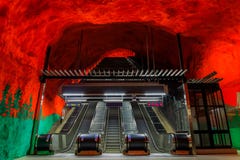 Stockholm tunnelbana eller tunnelbanastationsSolna Centrum med brandli fotografering för bildbyråer Stockholm tunnelbana eller tunnelbanastationsSolna Centrum med brandli fotografering för bildbyråer