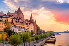 Stockholm, Zweden De toneelmening van de de zomerzonsondergang met kleurrijke hemel van de Oude Stadsarchitectuur in Sodermalm-di royalty-vrije stock foto's Stockholm, Zweden De toneelmening van de de zomerzonsondergang met kleurrijke hemel van de Oude Stadsarchitectuur in Sodermalm-di royalty-vrije stock foto's