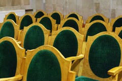 Stoelen met groene stoffering, rijen royalty-vrije stock foto's Stoelen met groene stoffering, rijen royalty-vrije stock foto's