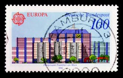 Stolpe - kontor Postgiroamt Frankfurt på strömförsörjningen, Europa C E P T 1990 - Stolpe - kontorsbyggnadserie, circa 1990 Royaltyfri Fotografi Stolpe - kontor Postgiroamt Frankfurt på strömförsörjningen, Europa C E P T 1990 - Stolpe - kontorsbyggnadserie, circa 1990 Royaltyfri Fotografi