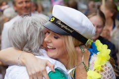 Stolt farmor som kramar hennes avlägga examen dotter royaltyfria bilder Stolt farmor som kramar hennes avlägga examen dotter royaltyfria bilder