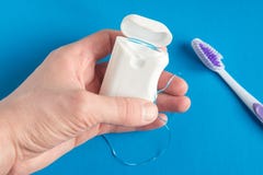 Stomatologiczny floss i toothbrush w ręce obrazy stock Stomatologiczny floss i toothbrush w ręce obrazy stock
