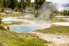 Stomend de aqua hete lente, met mensen op promenade, Yellowstone Stock Foto Stomend de aqua hete lente, met mensen op promenade, Yellowstone Stock Foto