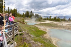 Stomend de aqua hete lente, met mensen op promenade, Yellowstone Stock Foto Stomend de aqua hete lente, met mensen op promenade, Yellowstone Stock Foto