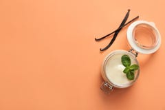 Stoni con il budino di vaniglia, i bastoni e la menta fresca fotografie stock libere da diritti Stoni con il budino di vaniglia, i bastoni e la menta fresca fotografie stock libere da diritti