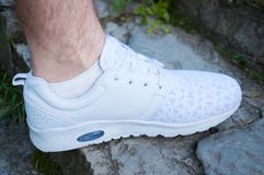 Stopa mężczyzna w białych sneakers stojakach na kamieni krokach w lecie zdjęcia stock Stopa mężczyzna w białych sneakers stojakach na kamieni krokach w lecie zdjęcia stock