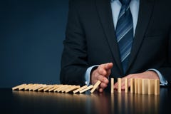 Stoppen Sie Domino-Effekt- und Risikomanagement lizenzfreie stockfotografie Stoppen Sie Domino-Effekt- und Risikomanagement lizenzfreie stockfotografie