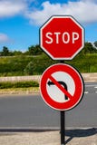 Stopptrafiktecken ingen vänster vänd Trafikbegränsning mot bakgrunden av vägen och den ljusa himlen arkivbilder Stopptrafiktecken ingen vänster vänd Trafikbegränsning mot bakgrunden av vägen och den ljusa himlen arkivbilder