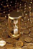 Stoppuhr an gehäuft von den Goldmünzen Lizenzfreie Stockbilder Stoppuhr an gehäuft von den Goldmünzen Lizenzfreie Stockbilder