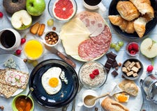 Stor frukost på den vita lantliga tabellen fotografering för bildbyråer Stor frukost på den vita lantliga tabellen fotografering för bildbyråer