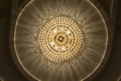 Stor ljuskrona på tak royaltyfri foto Stor ljuskrona på tak royaltyfri foto