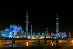 Stor sikt från gatan på Sheikh Zayed Grand Mosque med det härliga blåa panelljuset i aftonen royaltyfria bilder Stor sikt från gatan på Sheikh Zayed Grand Mosque med det härliga blåa panelljuset i aftonen royaltyfria bilder