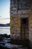 Stor sten-gjord övergiven byggnad på kusten av havet för skymning med formen royaltyfri fotografi Stor sten-gjord övergiven byggnad på kusten av havet för skymning med formen royaltyfri fotografi