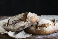 Stora runda loaves av idéer för recept för brödmatfotografi royaltyfria bilder Stora runda loaves av idéer för recept för brödmatfotografi royaltyfria bilder