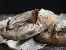 Stora runda loaves av idéer för recept för brödmatfotografi royaltyfri foto Stora runda loaves av idéer för recept för brödmatfotografi royaltyfri foto