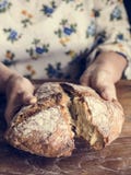 Stora runda loaves av idéer för recept för brödmatfotografi royaltyfri fotografi Stora runda loaves av idéer för recept för brödmatfotografi royaltyfri fotografi