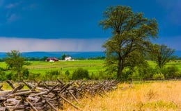 Stormmoln över träd och fält på Gettysburg, Pennsylvania fotografering för bildbyråer Stormmoln över träd och fält på Gettysburg, Pennsylvania fotografering för bildbyråer