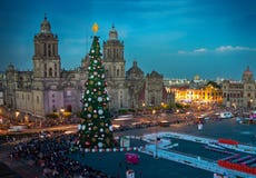 Storstads- domkyrka- och julgrangarneringar i Zocalo Mexico - stad arkivbild Storstads- domkyrka- och julgrangarneringar i Zocalo Mexico - stad arkivbild