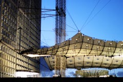 Stort archeLaförsvar i Paris affärsområde på solnedgången Frankrike arkivfoto Stort archeLaförsvar i Paris affärsområde på solnedgången Frankrike arkivfoto