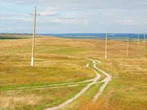 Stort landskap med en molnig himmel och ett fält arkivbild Stort landskap med en molnig himmel och ett fält arkivbild