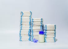 Stos pieluszki i dziecko butelki na białym tle zdjęcia royalty free Stos pieluszki i dziecko butelki na białym tle zdjęcia royalty free